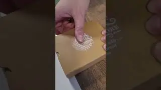 Etichete adezive personalizate premium - aurii, printate cu alb, gloss (lacuire selectiva)