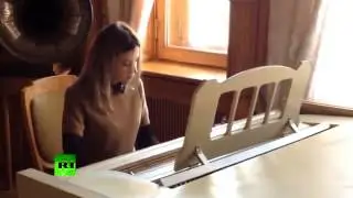 Prosecutie Poklonskaya polishes piano playing skills in Crimean palace