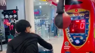 Man gears up to break boxing machine record; gets defeated by epic botch || WooGlobe