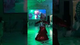 Танец в блестящих костюмах