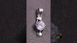 Серебряный нежный кулончик с камушком 925 проба .