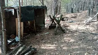 Землянка мертвеца на краю леса в начале осени.