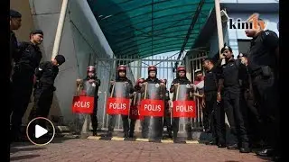Media menanti Najib, Rosmah di Lapangan Terbang Subang dari pagi