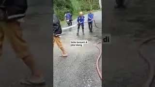 pembersihan tumpahan solar di jalur dieng oleh damkar