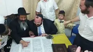 הרב רובשקין כתב אותיות בספר התורה ב'היכל הבעל שם טוב'