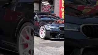 Выезжает на охоту.