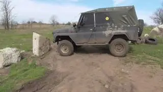 Бетонный блок и Уаз.(Архив)