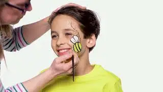 Paint a Bee with Snazaroo at WHSmith