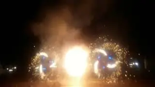 Логотип компании и наземный фейерверк.