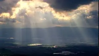 Солнечные лучи сквозь облака