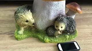 Садовая фигура "Белый гриб с семьей ежей"