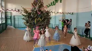Новогоднее выступление детского сада. Танец снежинок.