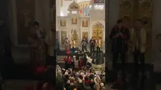 Танцуют в церкви (Украина)
