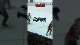 ВЫЛЕЗ НА ЛЁД ПРЯМО ВО ВРЕМЯ МАТЧА?! #shorts