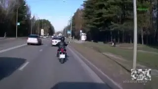 МОТО ДТП  Байкер таранит машину ментов 18 10 2013  Авария видеорегистратор