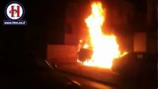 צפו: רגעים ספורים אחרי הצתת שני רכבים בבני ברק.