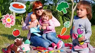 Bianca e la mamma fanno il picnic. Video con i giocattoli per bambini in italiano