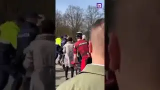 очередной скот нацист .ногами топчет цветы. но люди дали отпор пидору