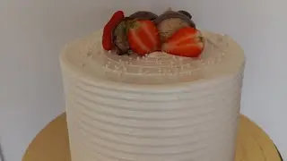 Partes de uma montagem e decoração de um bolo