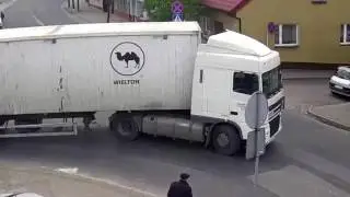 Woman survived hit by truck/  Женщина чудом не попала под машину