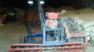 The loader of grain is screw on a petrol engine
