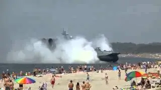 Как огромный военный корабль выплыл прямо на пляж