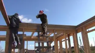 Вторая верхняя обвязка и межэтажные перекрытия женскими руками