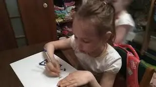 VLOG 11:Идём домой!!!Ульяна рисует и подписывает рисунок!!!