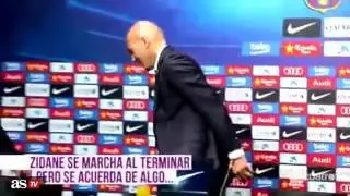 Zidane sacó el chicle de la boca y lo pegó debajo de la mesa de prensa