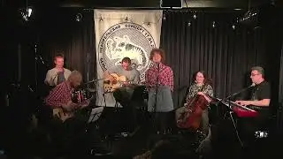 "Пролетая на метле" (Лена Жилина)