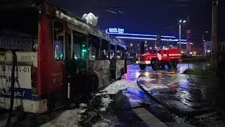 Троллейбус горит