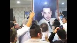 Des juifs à Essaouira (Maroc), dansent et chantent en portant la photo du Roi Med VI