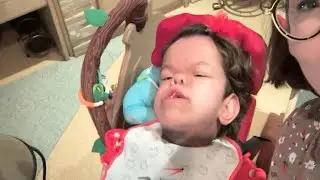 Олюшка ест сырники