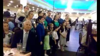Семья Ильиных поёт на ресторане христианский гимн 11  06 16