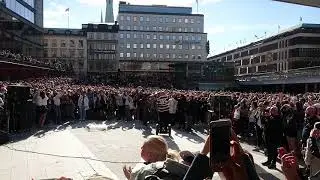 Till minne av Tim Bergling/Avicii på Sergelstorg. 