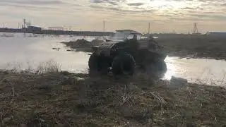 Вездеход - Каракат ТАЙГА 2 переезжает через глубокий ручей