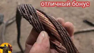 Коп металла экскаватором.