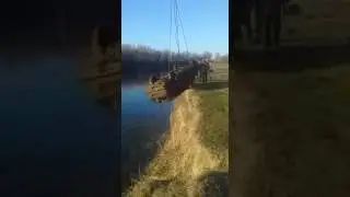Достали машину из воды, а там....