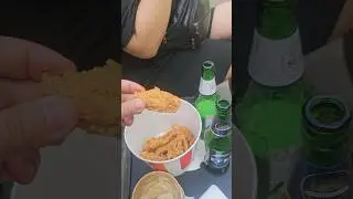 KFC 🇺🇲 Собака впервые видит 🤙💯