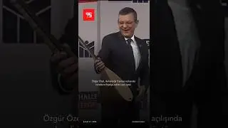 Özgür Özel, Ankara'da Cemevi açılışında kendisine hediye edilen sazı öptü.