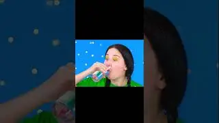 пьёт воду