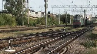 ВЛ80к-686 с грузовым поездом и приветливой локомотивной бригадой)