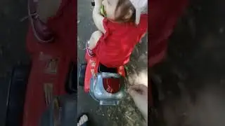 дочь первый раз в жизни катается на детском мотоцикле