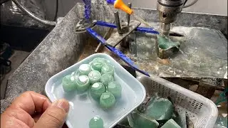 满果绿色翡翠珠子加工中“玉石傅”正在直播！#翡翠直播 #翡翠原石 #jade #翡翠代購