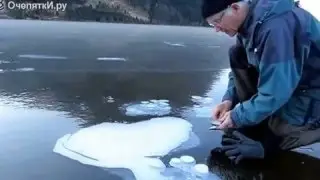 Газ в озере подо льдом