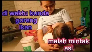 Goreng ikan sambil nyusuin dedek