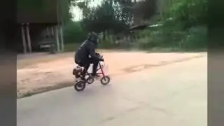 Парень показал свой крутой байк