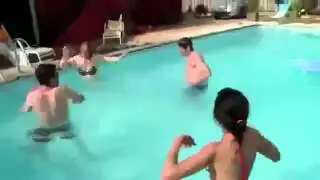 Пернул в бассейне, оказалось понос=