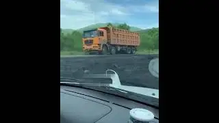 На трассе Находка- Порт Восточный самосвал рассыпал уголь по дороге. 31.05.2019