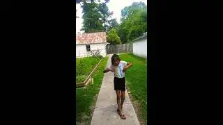 Una niña bailando
